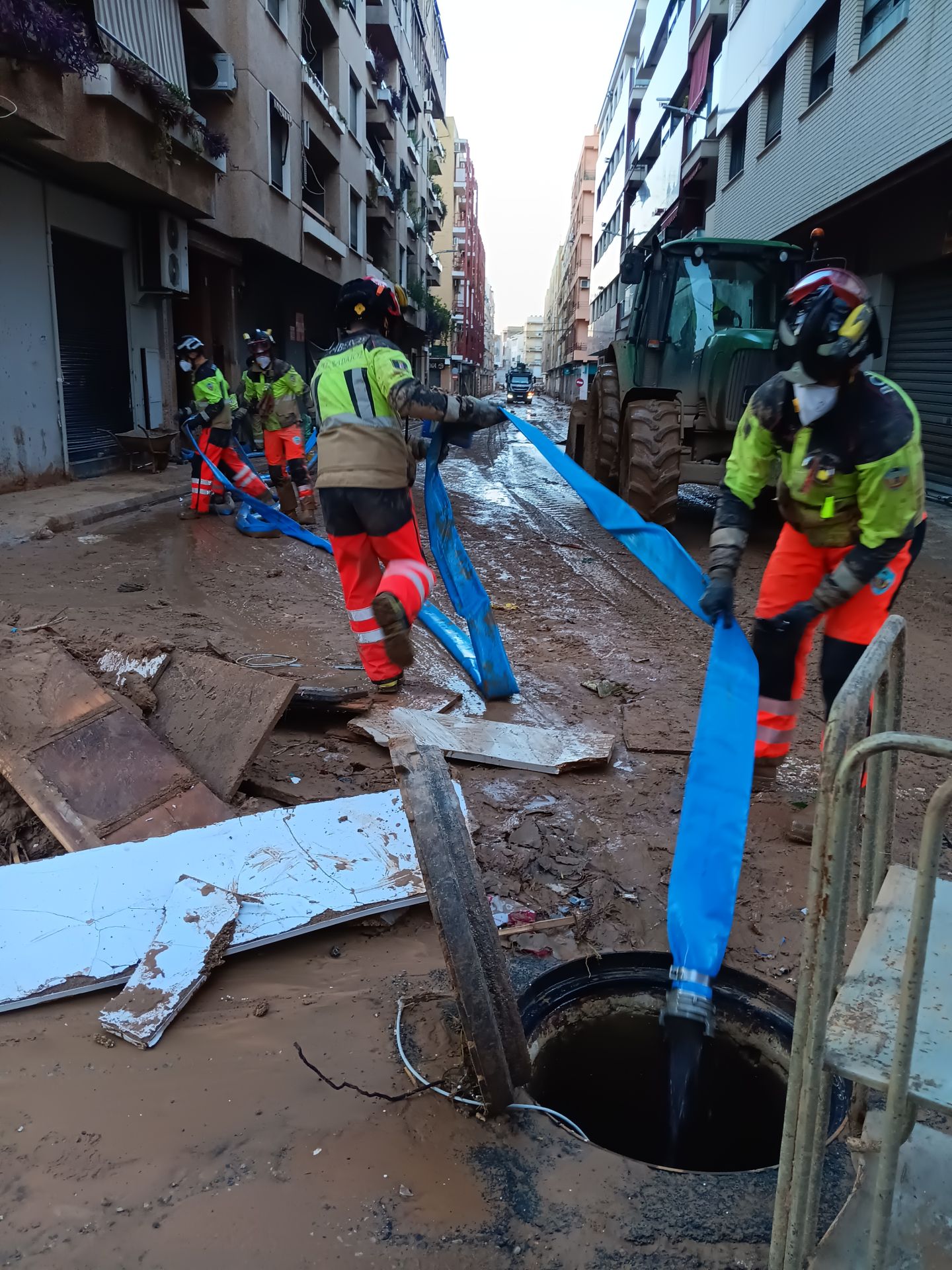 Así trabajan los bomberos y policías de Extremadura contra el barro en Catarroja