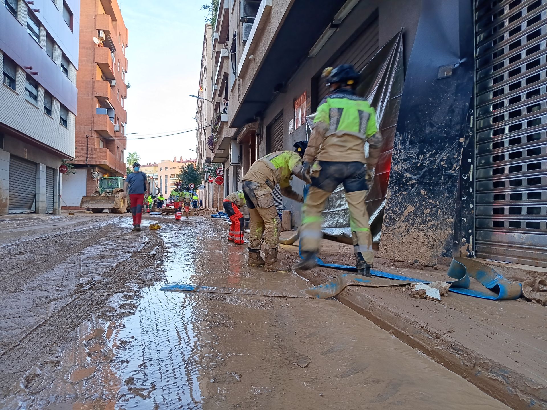 Así trabajan los bomberos y policías de Extremadura contra el barro en Catarroja