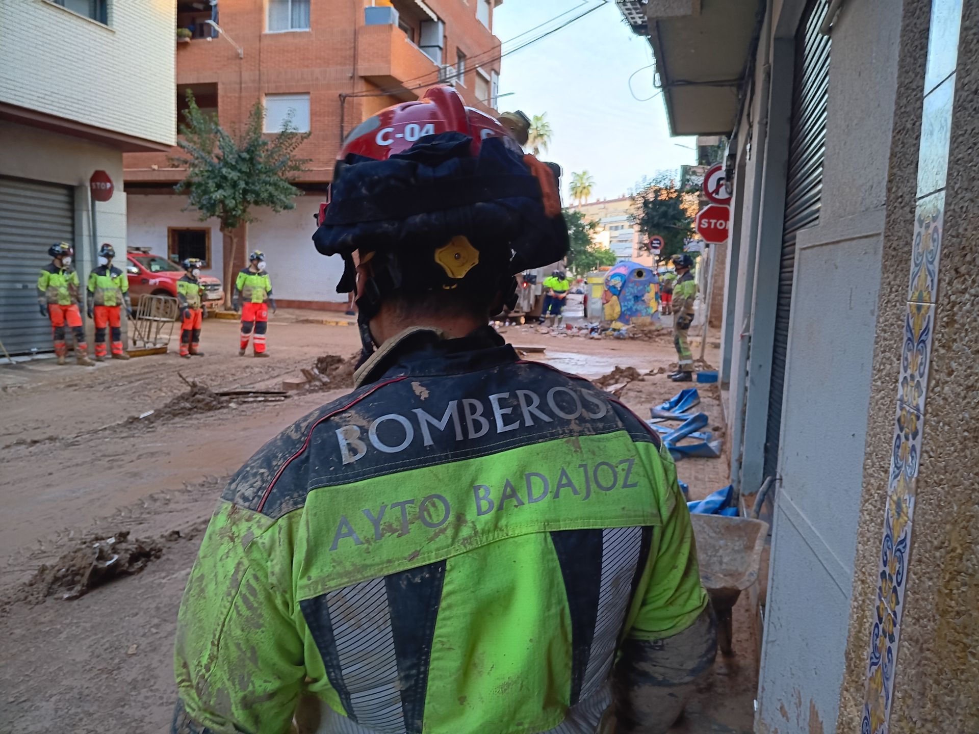 Así trabajan los bomberos y policías de Extremadura contra el barro en Catarroja