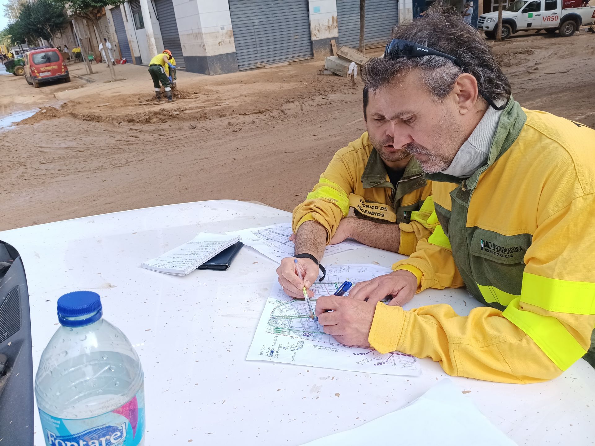 Así trabajan los bomberos y policías de Extremadura contra el barro en Catarroja