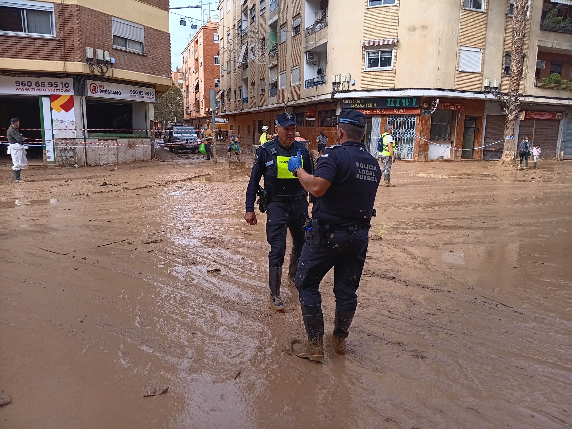 Así trabajan los bomberos y policías de Extremadura contra el barro en Catarroja