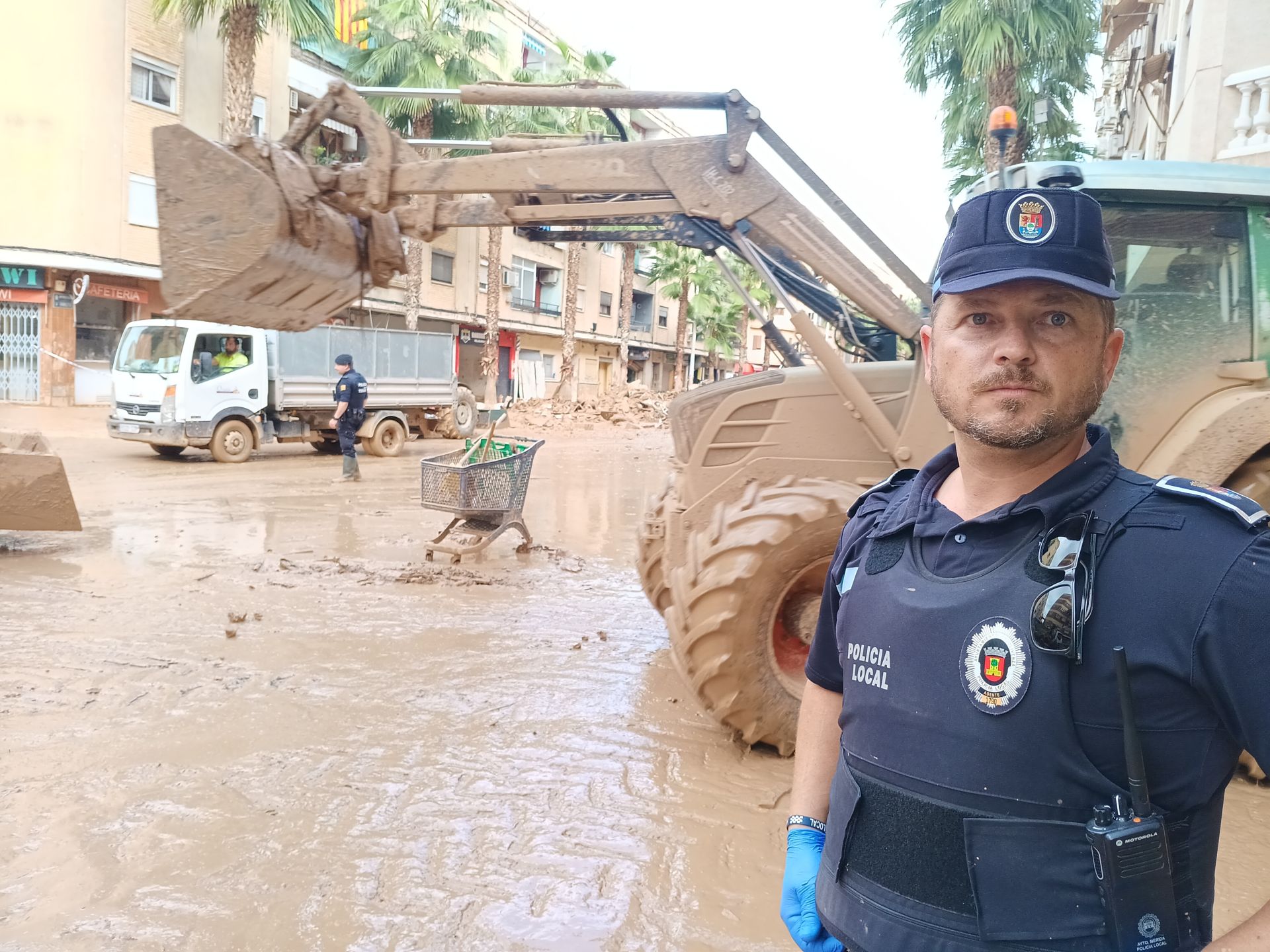 Así trabajan los bomberos y policías de Extremadura contra el barro en Catarroja