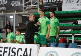 El técnico Adrià Alonso habla con Erikas Kalinicenko.