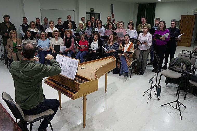 El coro barroco hace unos días en uno de los ensayos para el concierto de esta tarde.