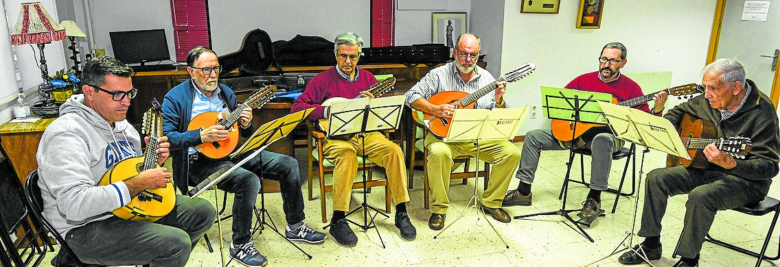 Imagen secundaria 1 - Noviembre se ve en Badajoz a través negativos y con premio