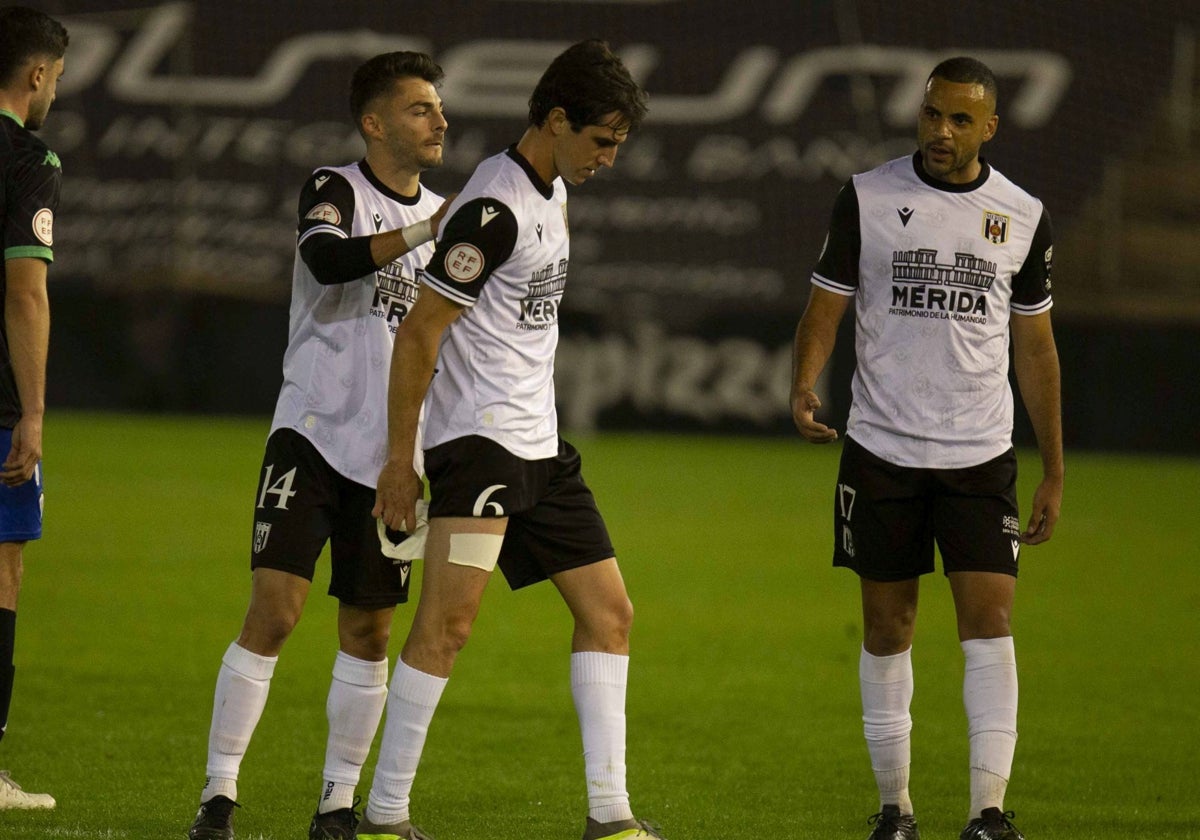 Miki Muñoz se retira lesionado en el duelo ante el Alcoyano de hace dos semanas.