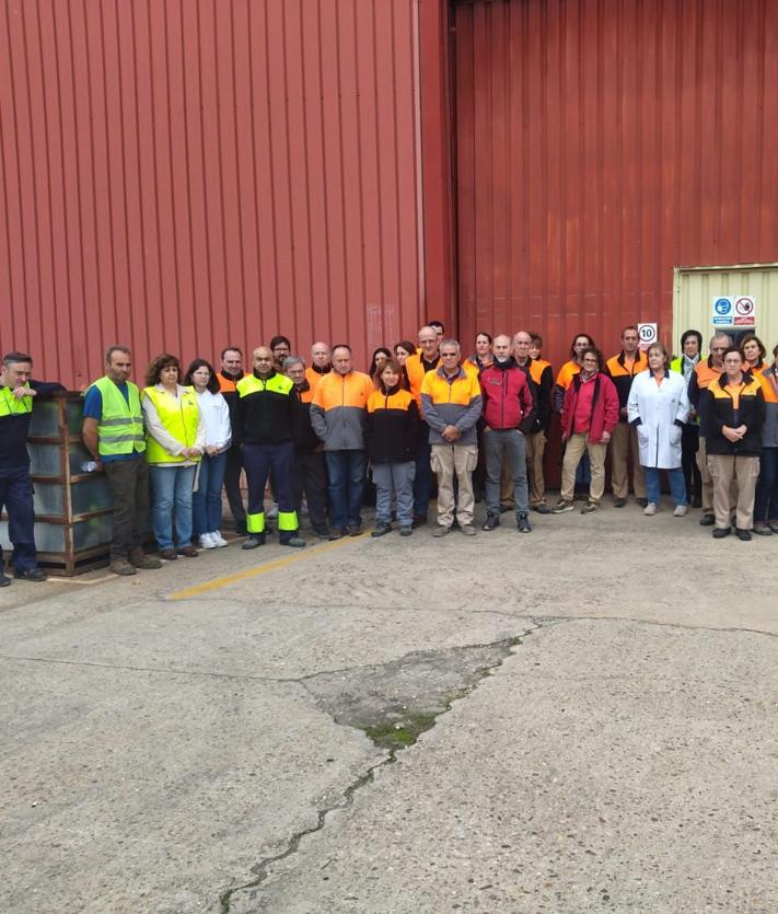 Imagen secundaria 2 - Trabajadores de AG Gallardo, en Jerez de los Caballeros, de la central de Almaraz y Cetarsa, durante el minuto de silencio por los afectados de la DANA. 