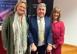 Cesáreo García Rodríguez, entre Eugenia Martín y Raquel de la Fuente, sus directoras de tesis.