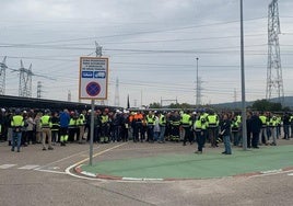 Encarna Chacón y Patrocinio Sánchez en la concentración celebrada este viernes en Mérida.