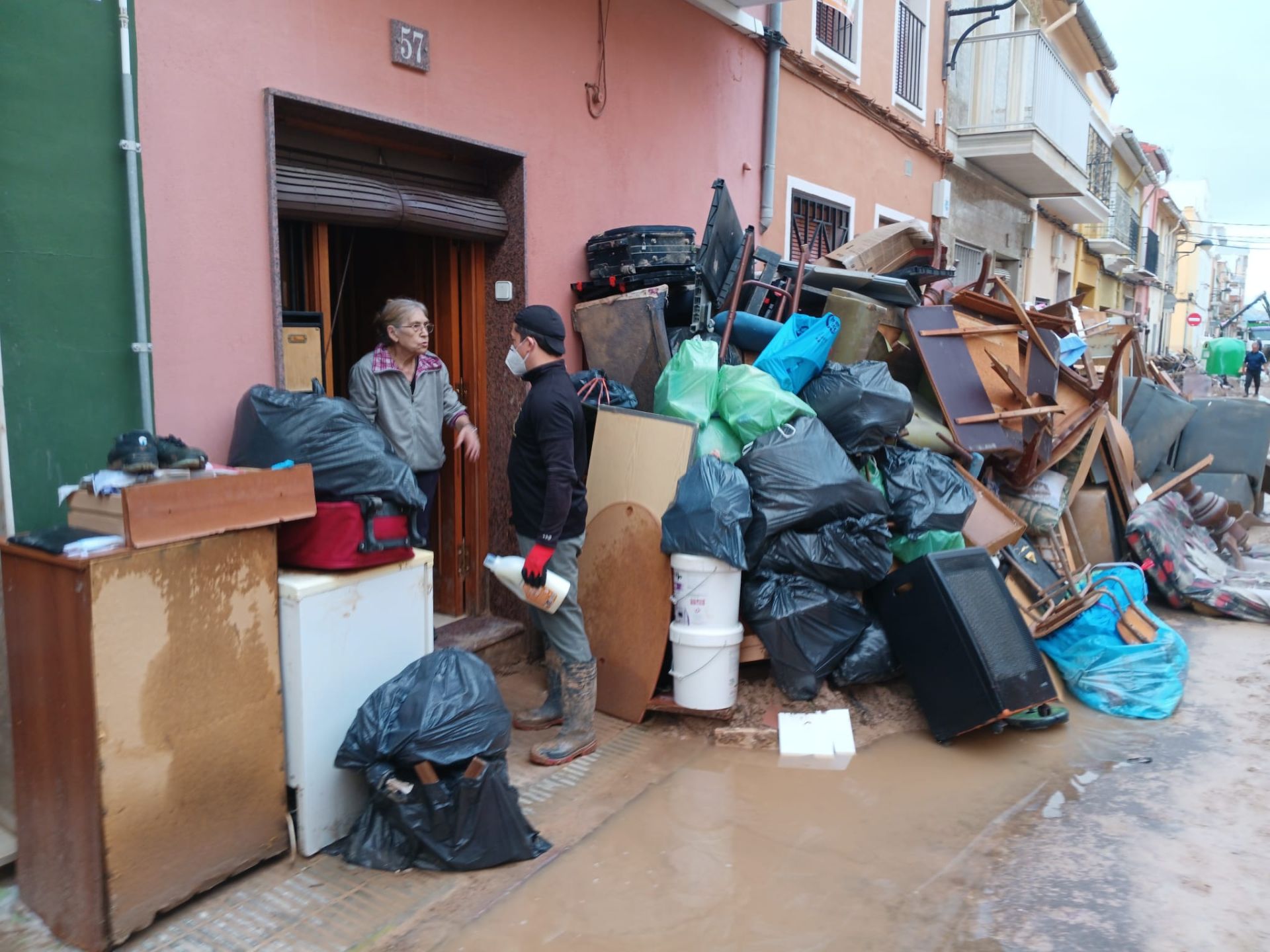 Extremeños que llevan a Valencia «lo que la gente necesite»