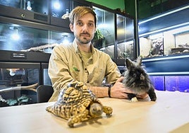 Gonzalo Albarrán con dos de los animales en su centro de recuperación.