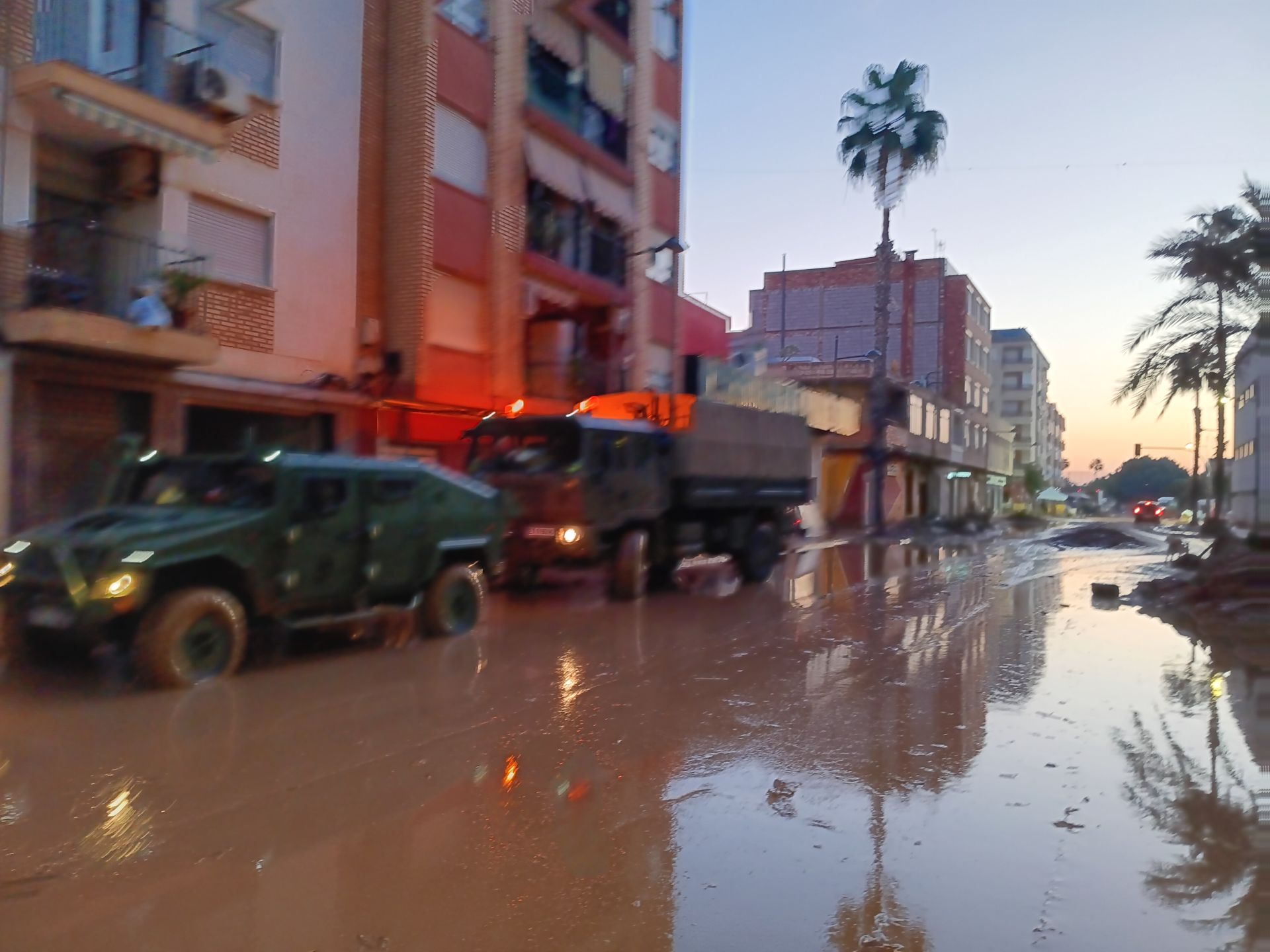 HOY recorre las calles de Paiporta: del fango a los cementerios de coches