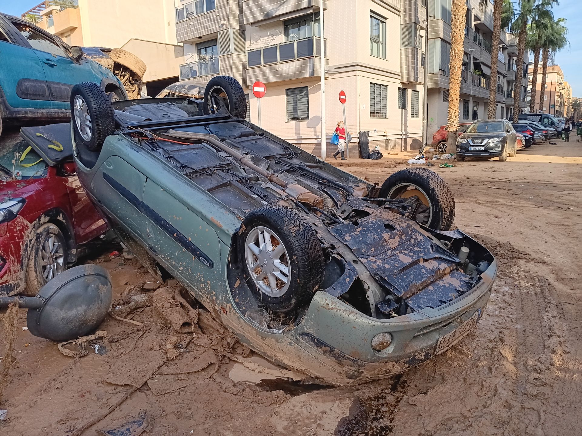 HOY recorre las calles de Paiporta: del fango a los cementerios de coches