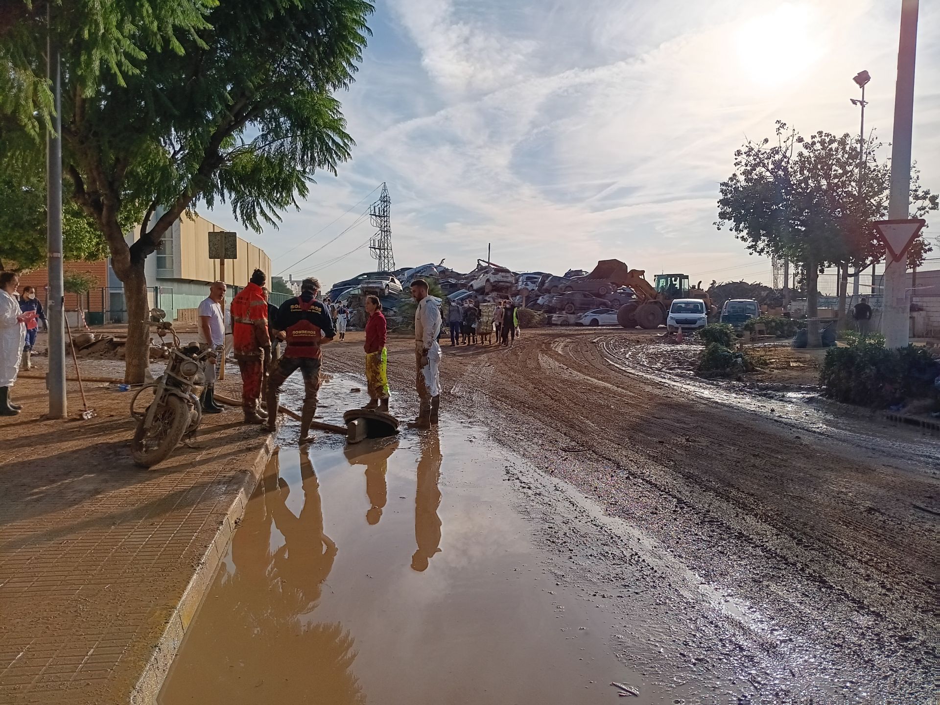 HOY recorre las calles de Paiporta: del fango a los cementerios de coches