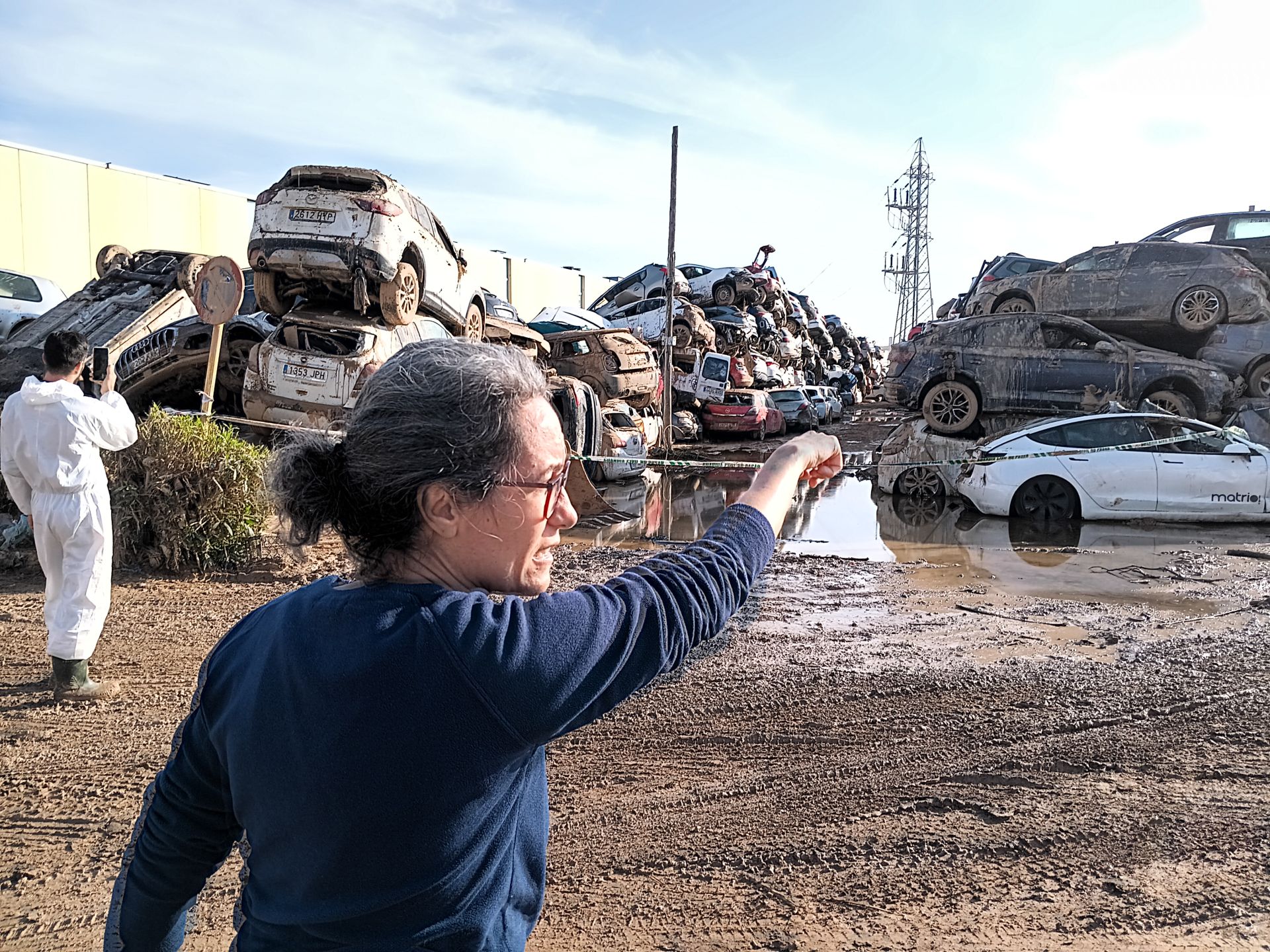 HOY recorre las calles de Paiporta: del fango a los cementerios de coches