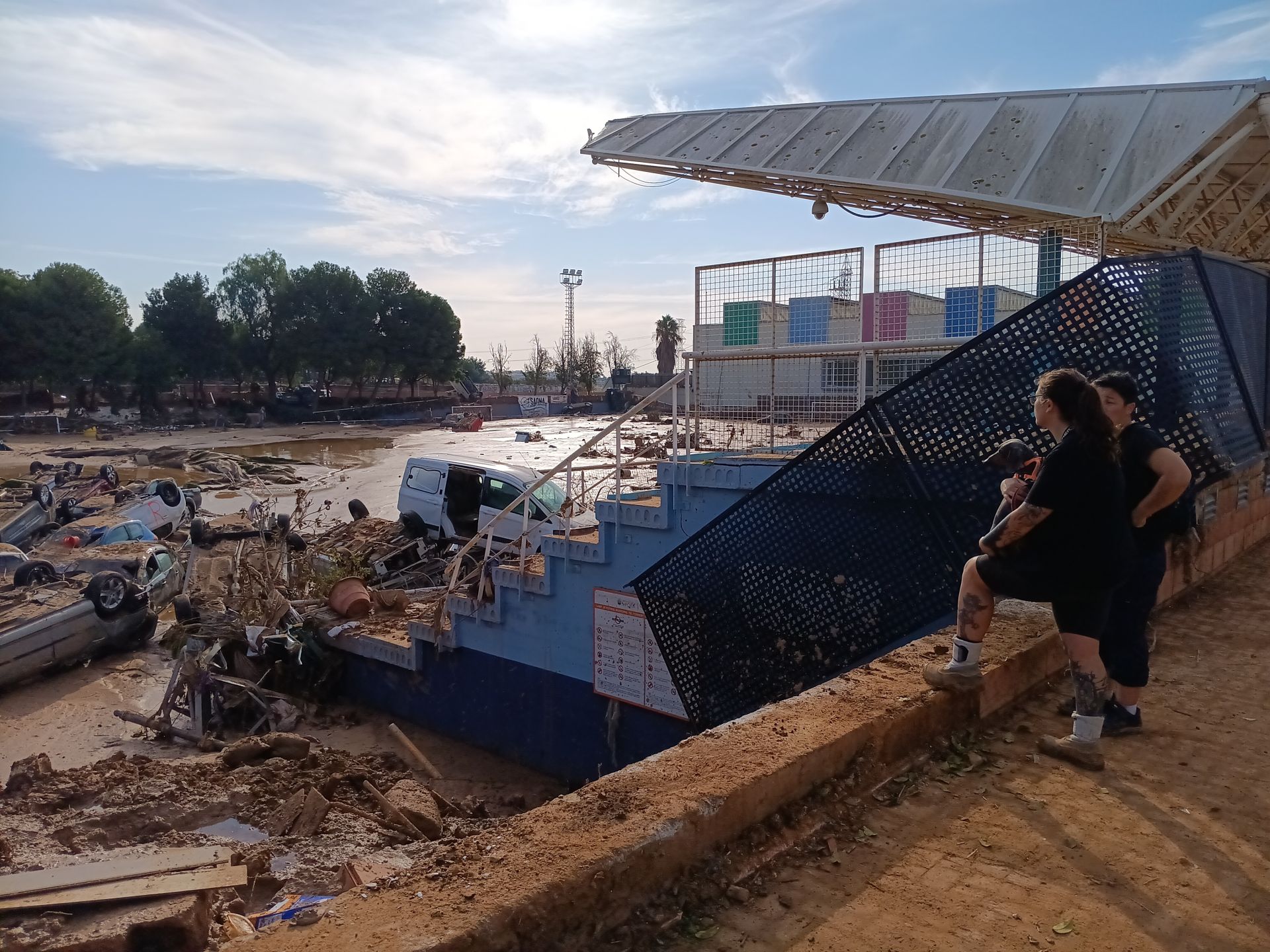 HOY recorre las calles de Paiporta: del fango a los cementerios de coches