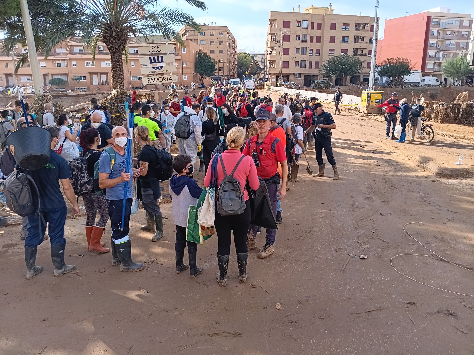 HOY recorre las calles de Paiporta: del fango a los cementerios de coches