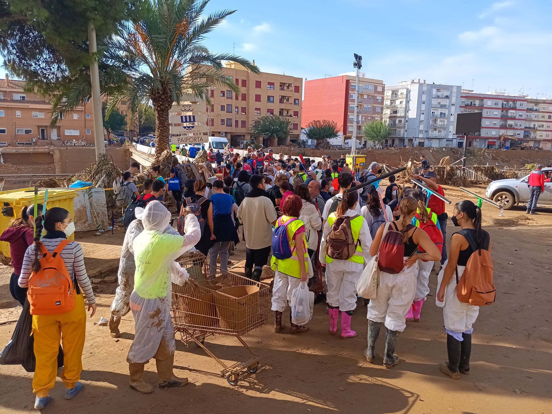 HOY recorre las calles de Paiporta: del fango a los cementerios de coches