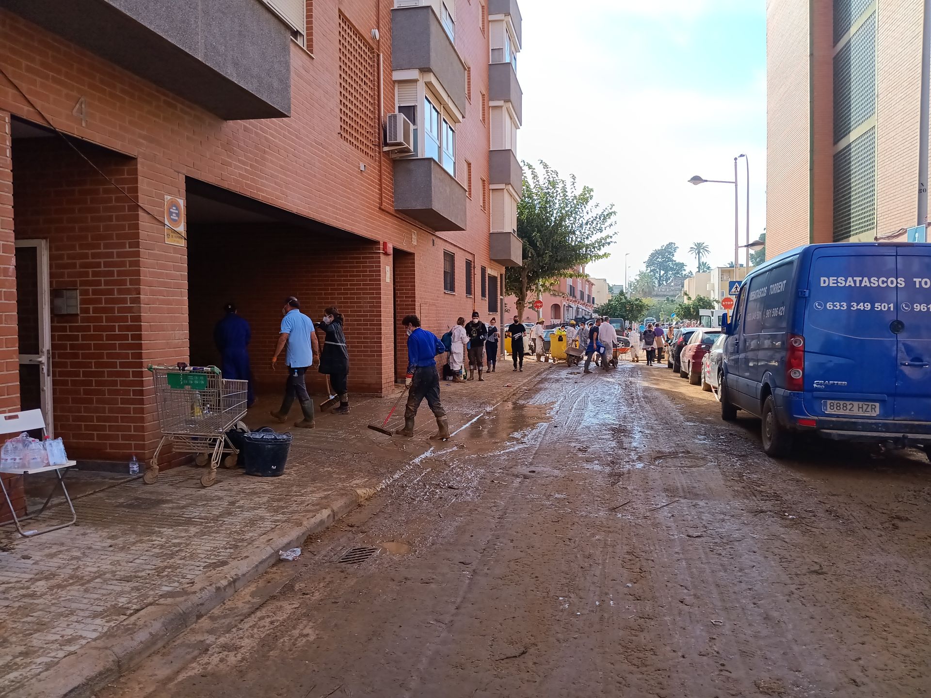 HOY recorre las calles de Paiporta: del fango a los cementerios de coches