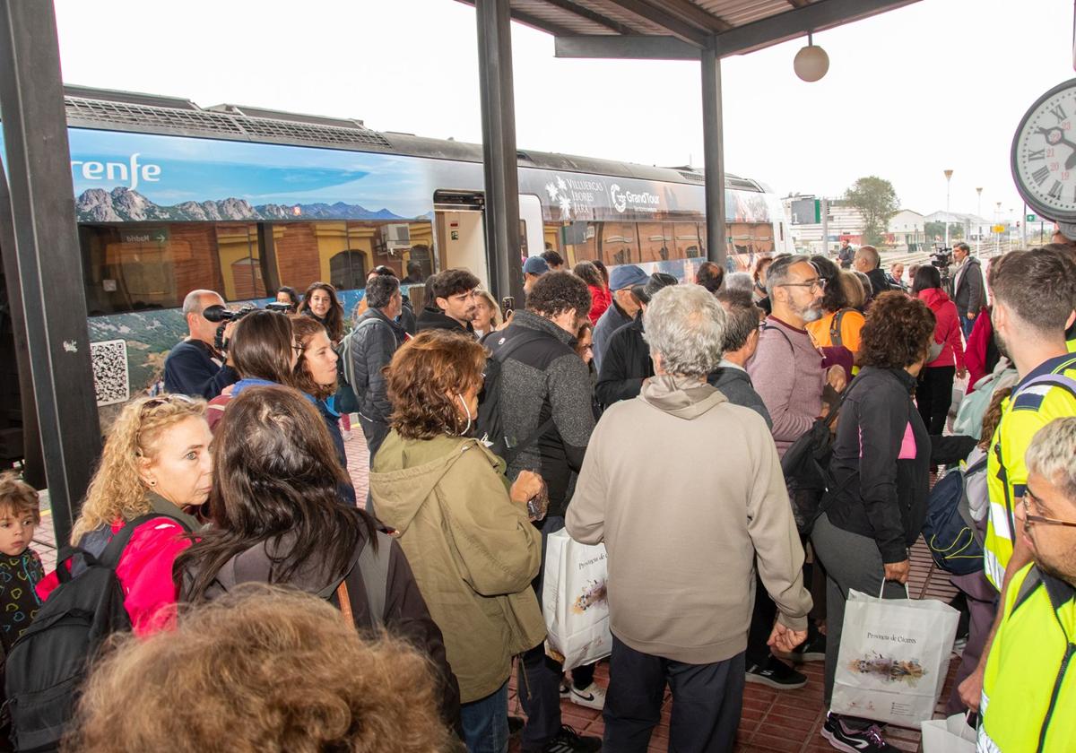 Un centenar de personas inaugura el tren turístico con destino al Geoparque Villuercas-Ibores-Jara