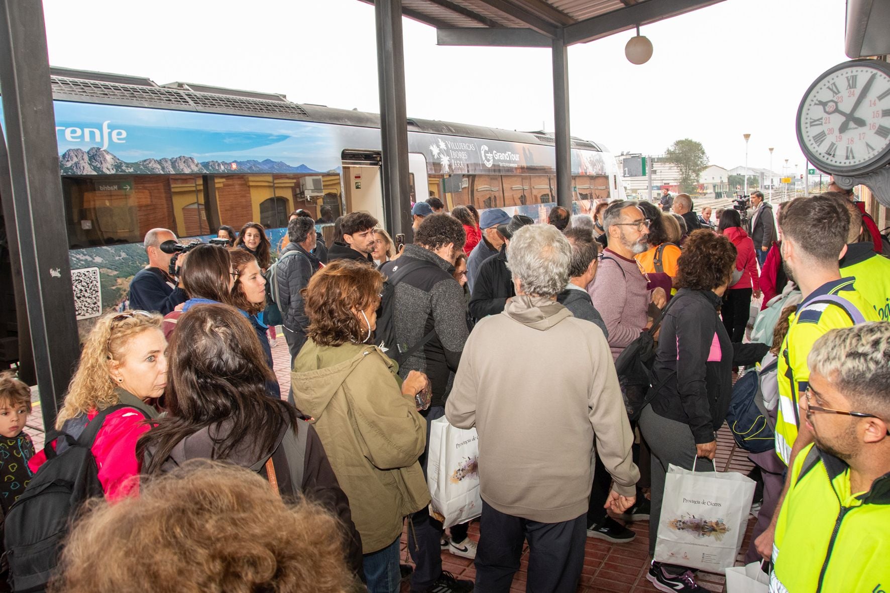 Viajeros en el tren turístico.