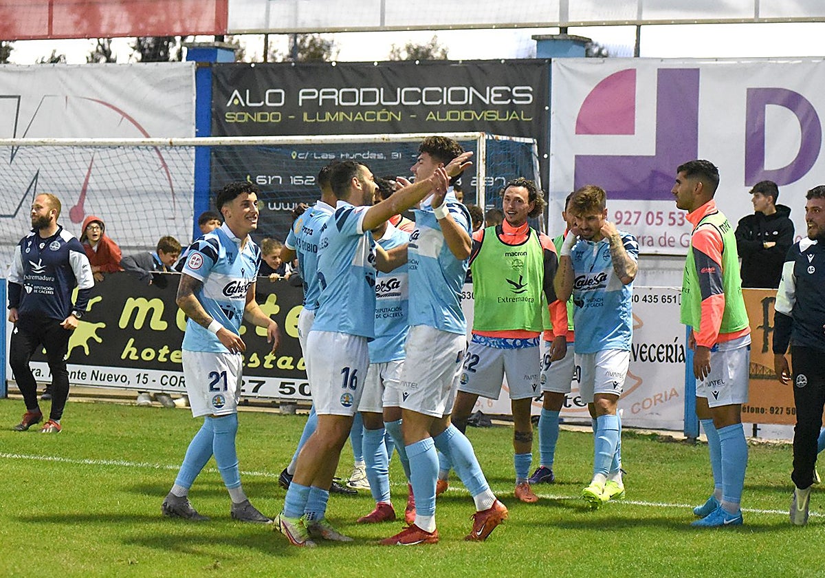 Felicidad tras el tanto de Mariano en el triunfo ante el Móstoles.