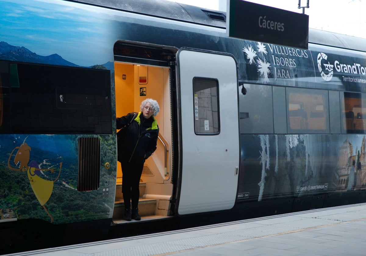 El tren turístico al Geoparque extremeño se estrena con un centenar de viajeros