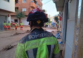 Así trabajan los bomberos y policías de Extremadura contra el barro en Catarroja