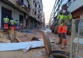 Bomberos extremeños tratando de desatascar una alcantarilla este viernes en Catarroja, Valencia.