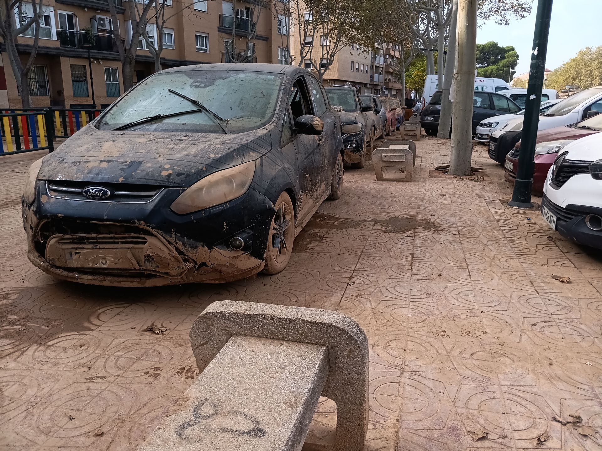 Fotos: Los héroes extremeños que han sacado más de cien coches de un aparcamiento inundado