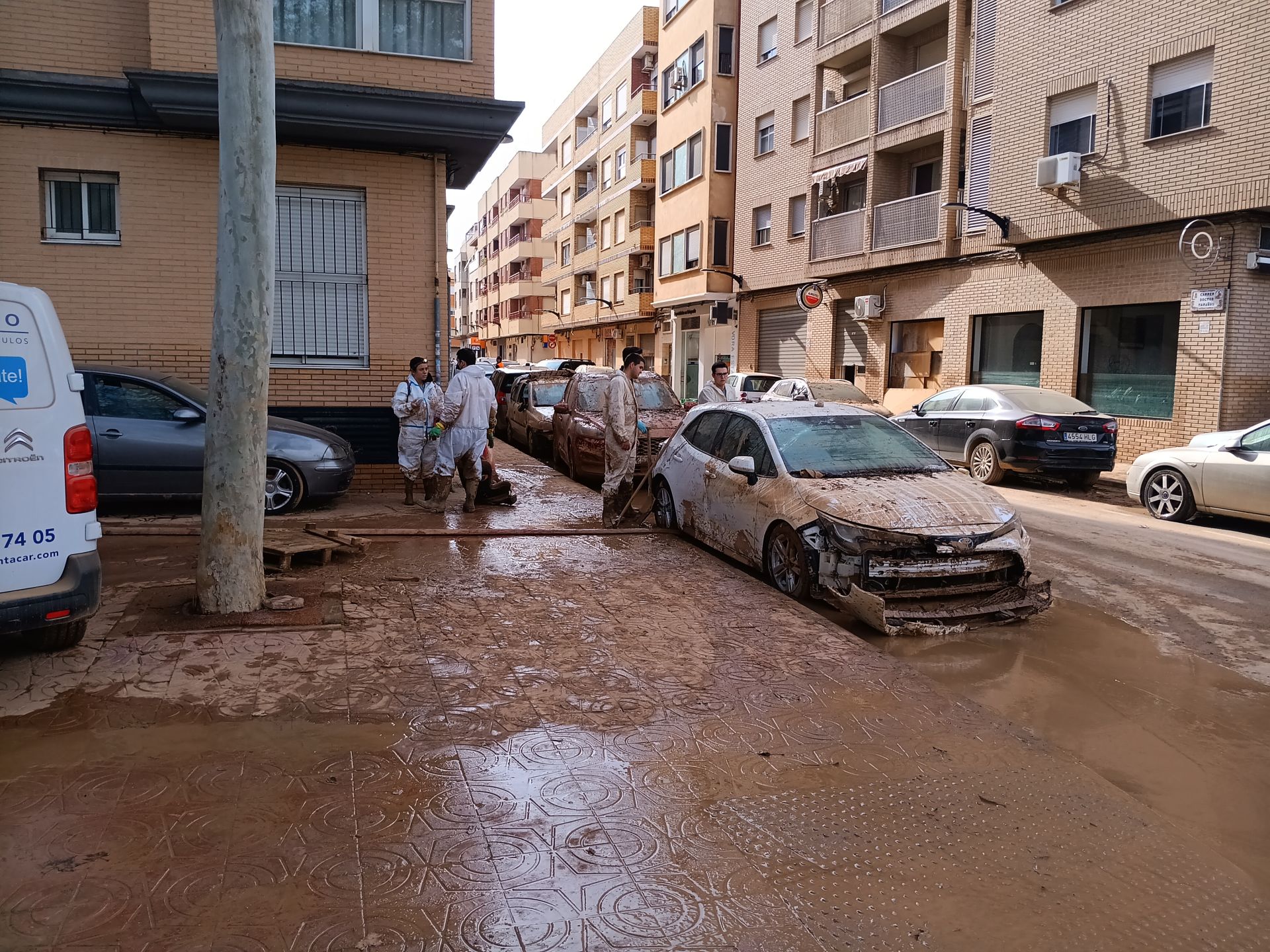 Fotos: Los héroes extremeños que han sacado más de cien coches de un aparcamiento inundado