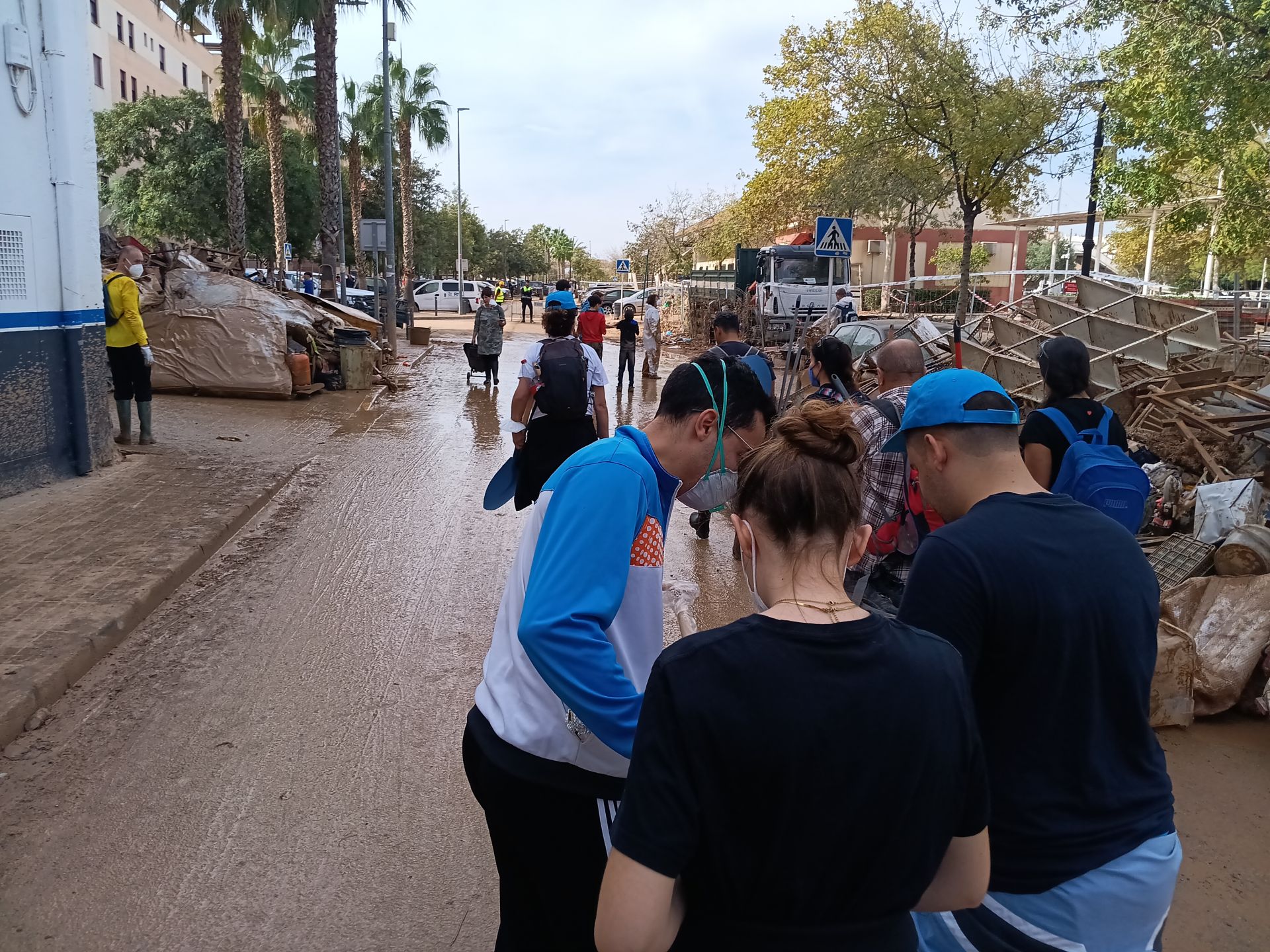 Fotos: Los héroes extremeños que han sacado más de cien coches de un aparcamiento inundado