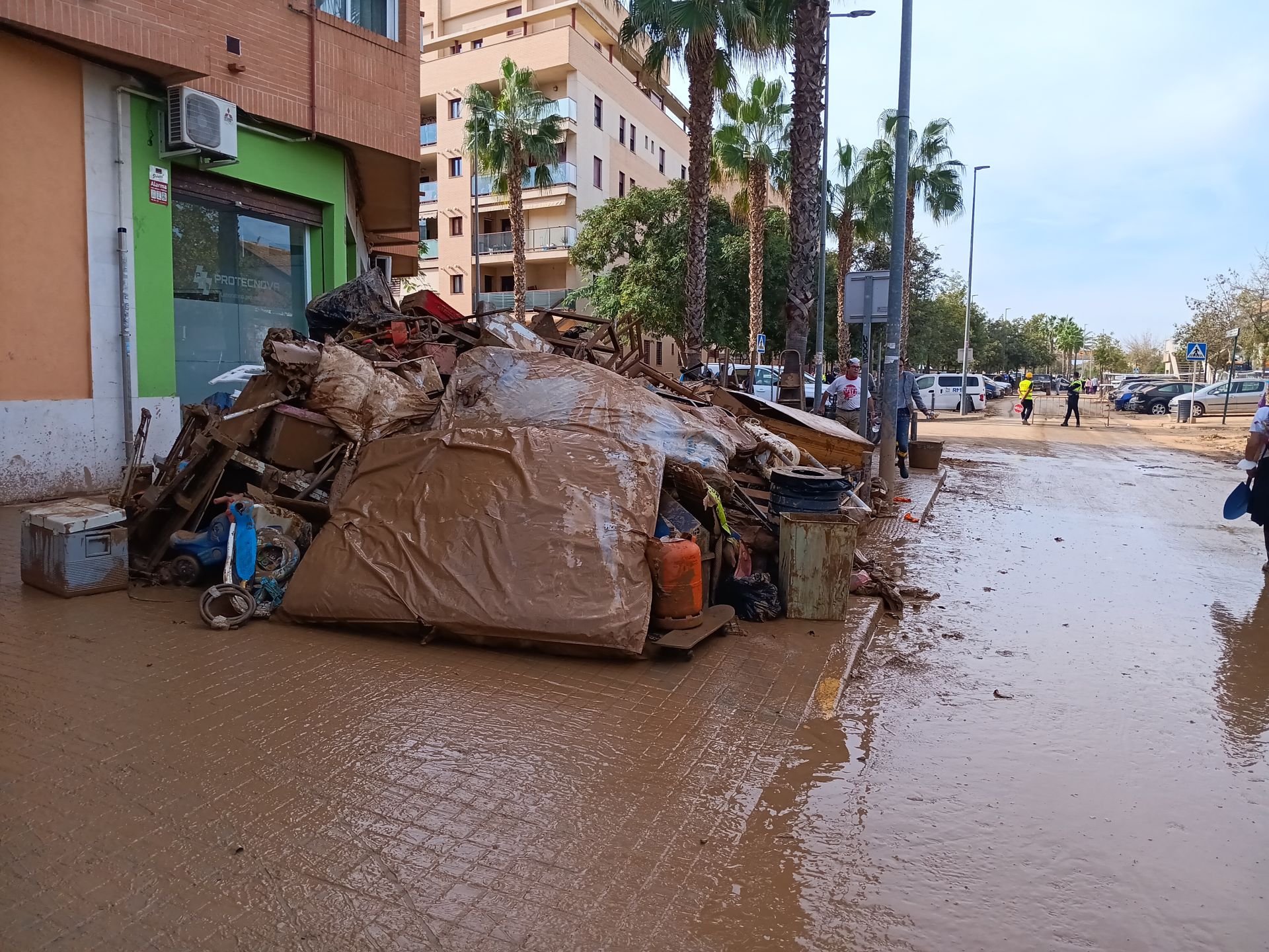 Fotos: Los héroes extremeños que han sacado más de cien coches de un aparcamiento inundado