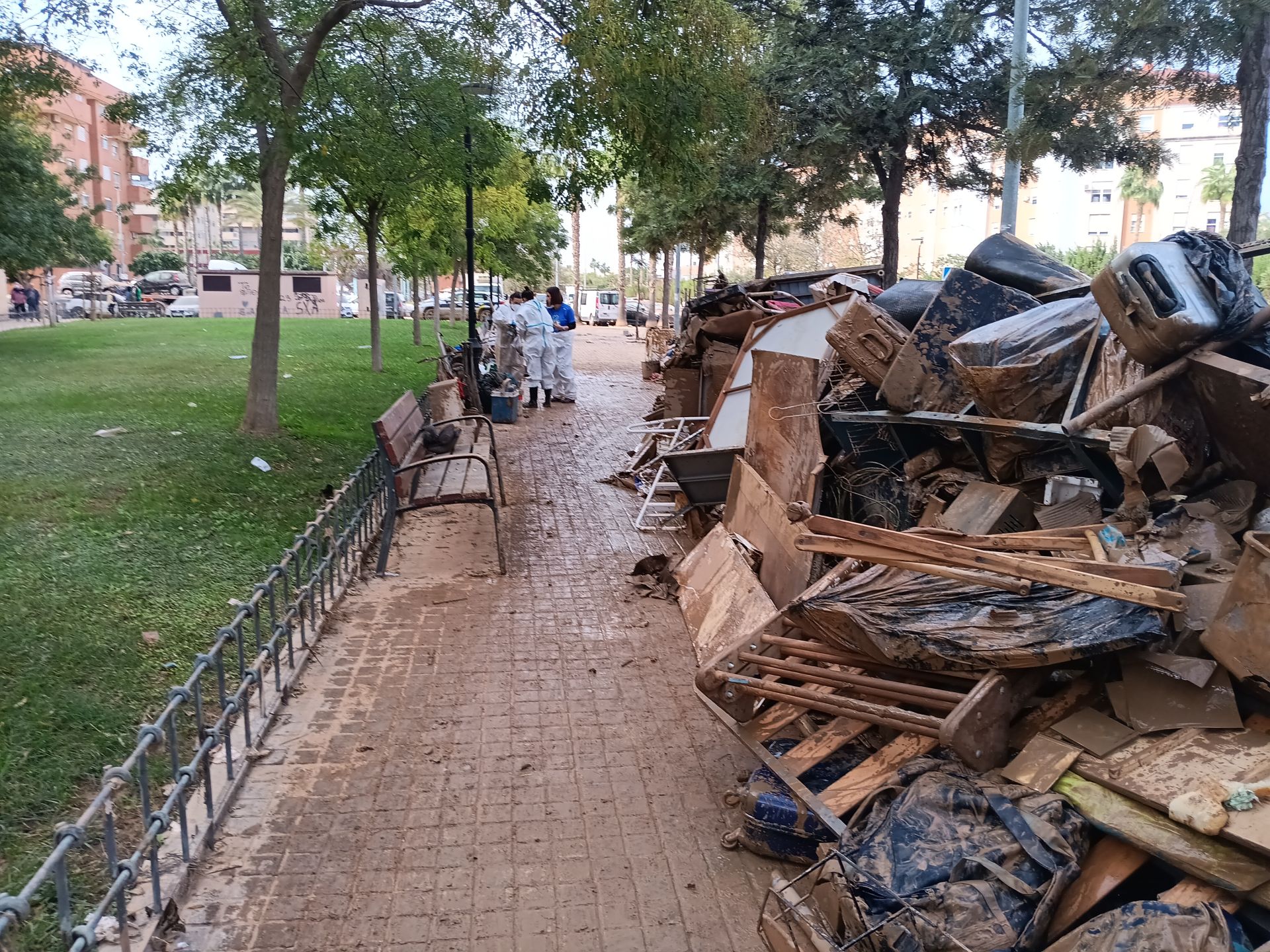 Fotos: Los héroes extremeños que han sacado más de cien coches de un aparcamiento inundado