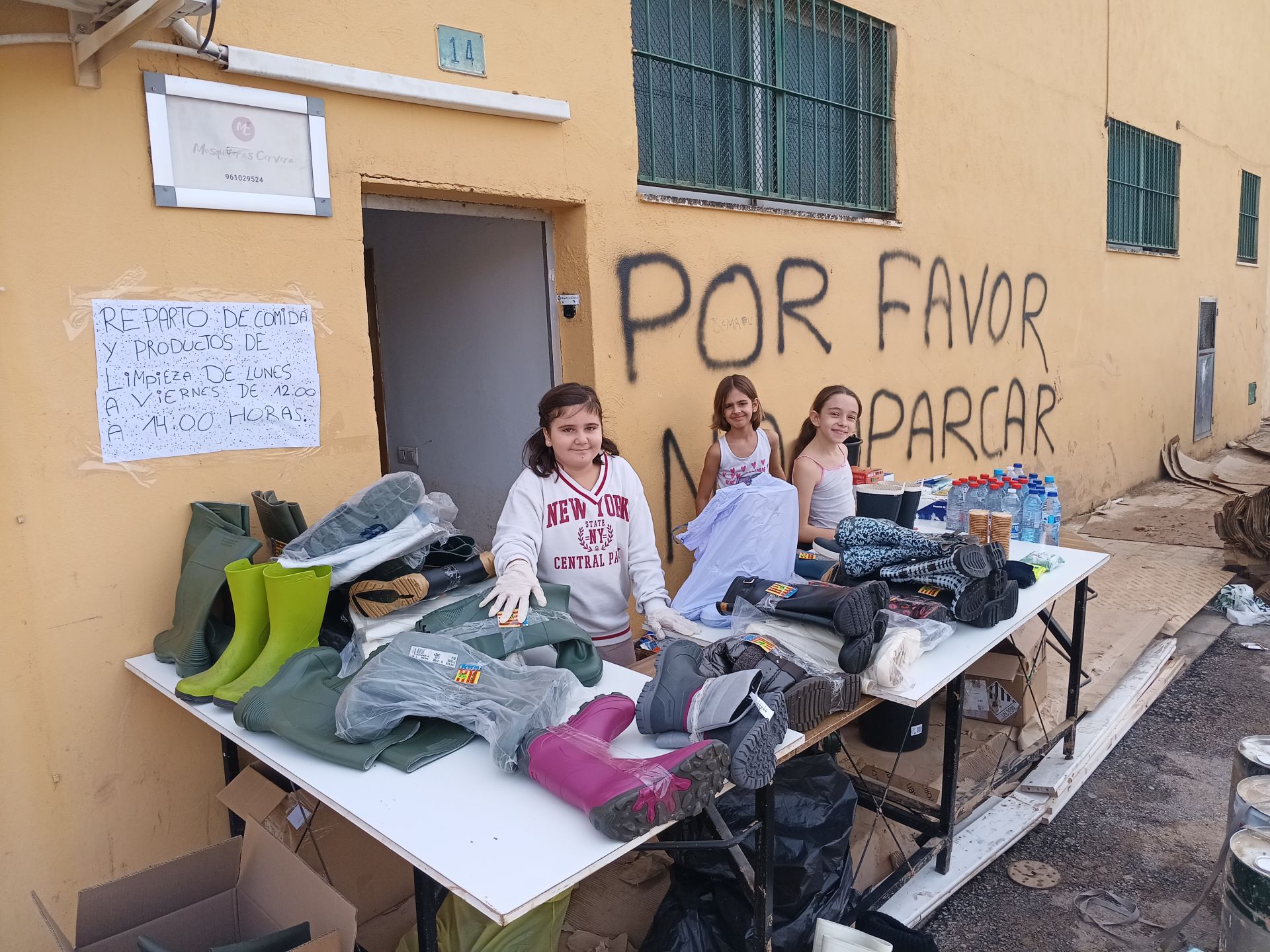 Fotos: Los héroes extremeños que han sacado más de cien coches de un aparcamiento inundado