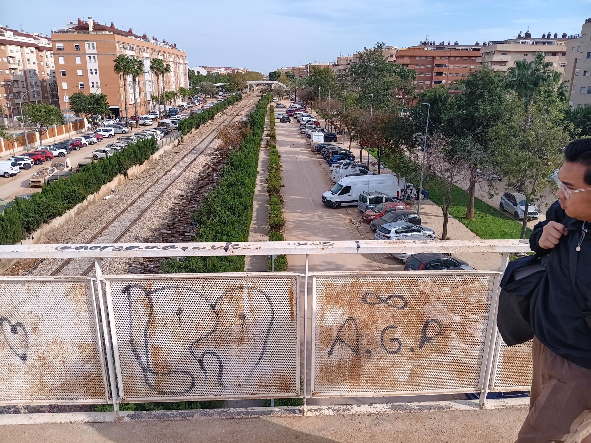 Fotos: Los héroes extremeños que han sacado más de cien coches de un aparcamiento inundado