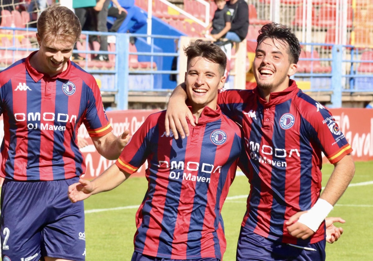 Alegría desbordada en el Extremadura tras la goleada al Puebla.