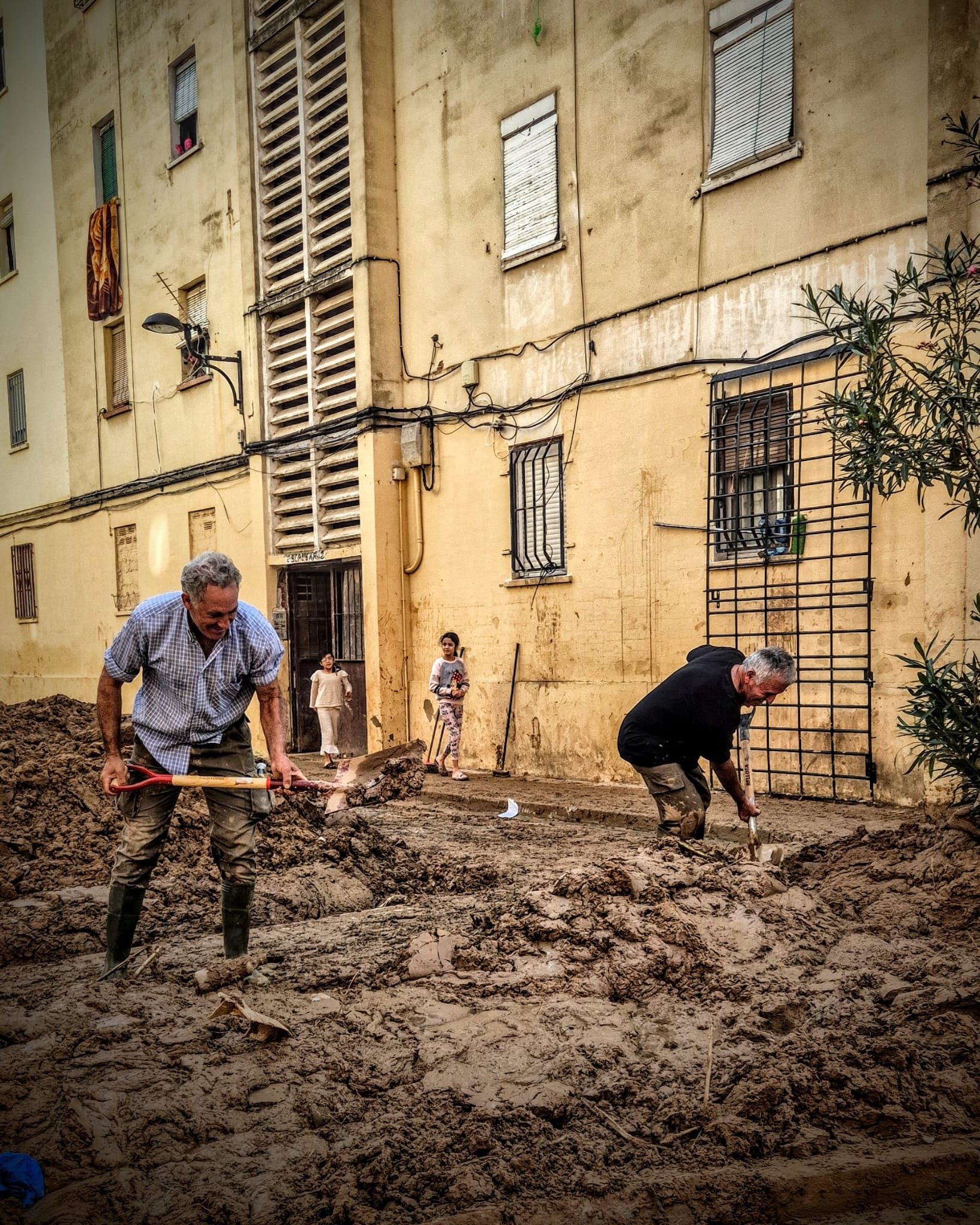 Fotos: Los héroes extremeños que han sacado más de cien coches de un aparcamiento inundado