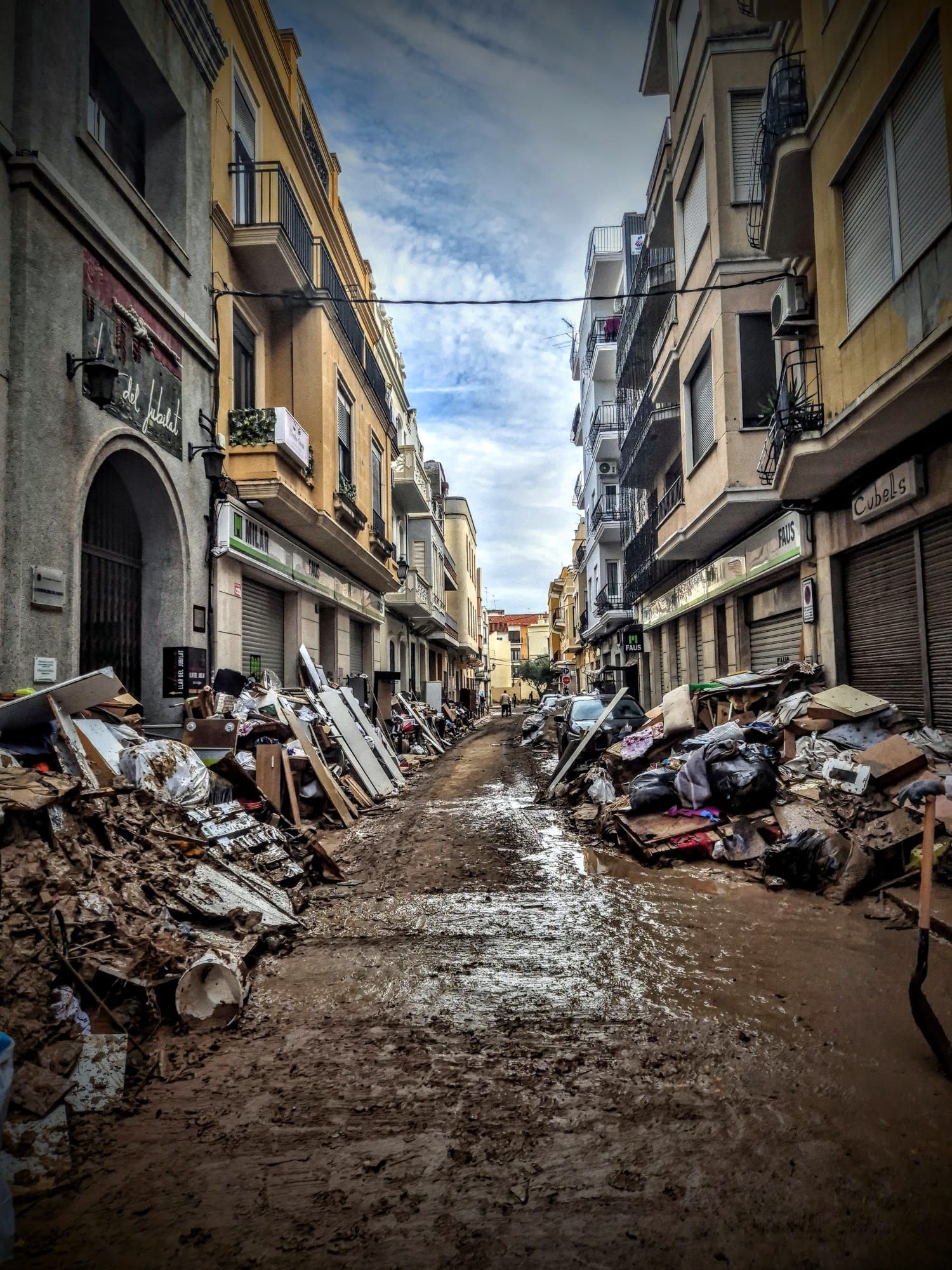 Fotos: Los héroes extremeños que han sacado más de cien coches de un aparcamiento inundado