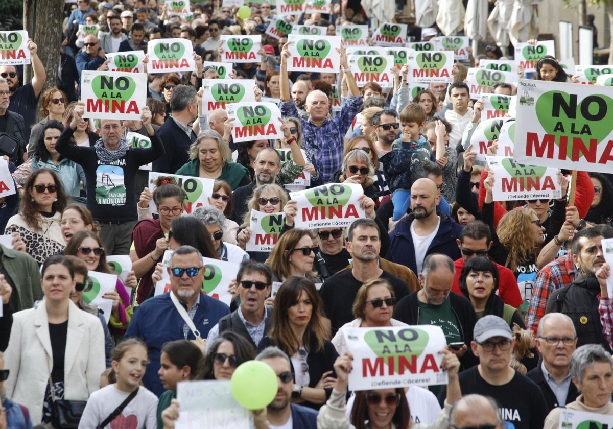 El &#039;No a la mina&#039; se echa a las calles de Cáceres de forma multitudinaria