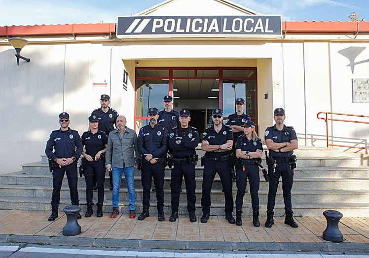 Policías que han partido este domingo, día 10, a Paiporta junto al concejal Pedro Muriel antes de iniciar el viaje.