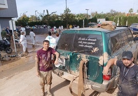 Alberto Castaño e Israel Núñez este fin de semana a las puertas del garaje donde han estado trabajando como voluntarios varios días.