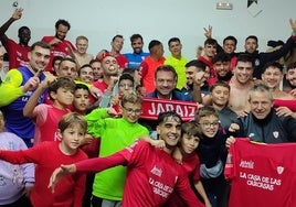 El Jaraíz festeja con sus aficionados el histórico liderato.
