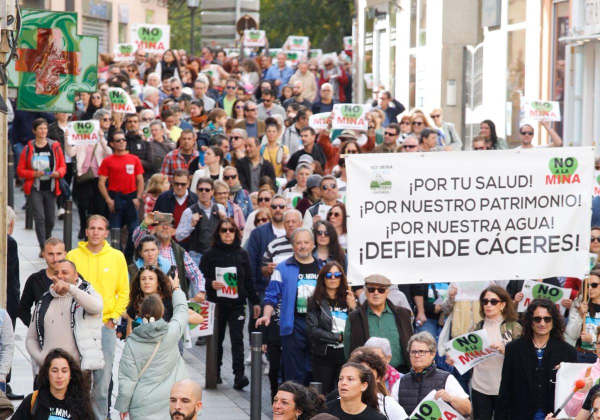 Manifestantes contra la mina el domingo en Cáceres.