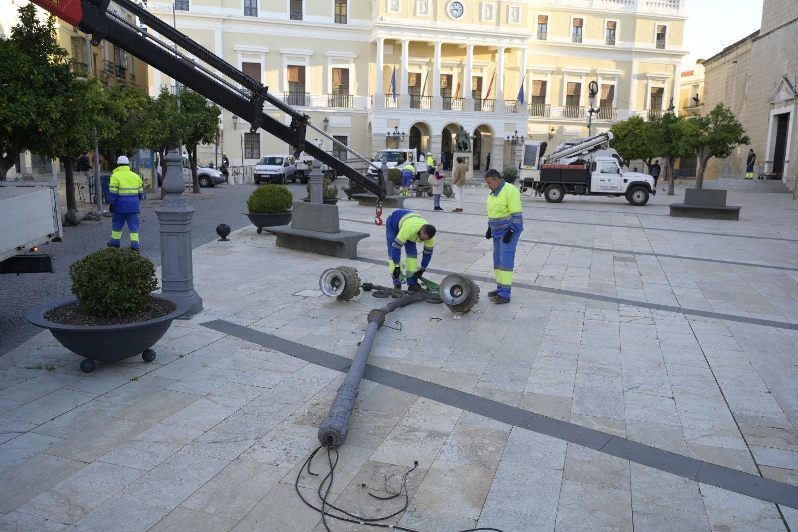 Así han quedado las farolas tumbadas por las luces navideñas en Badajoz