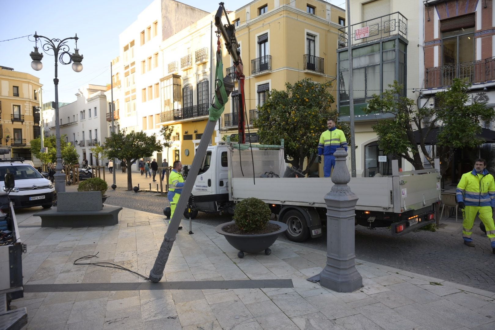 Así han quedado las farolas tumbadas por las luces navideñas en Badajoz