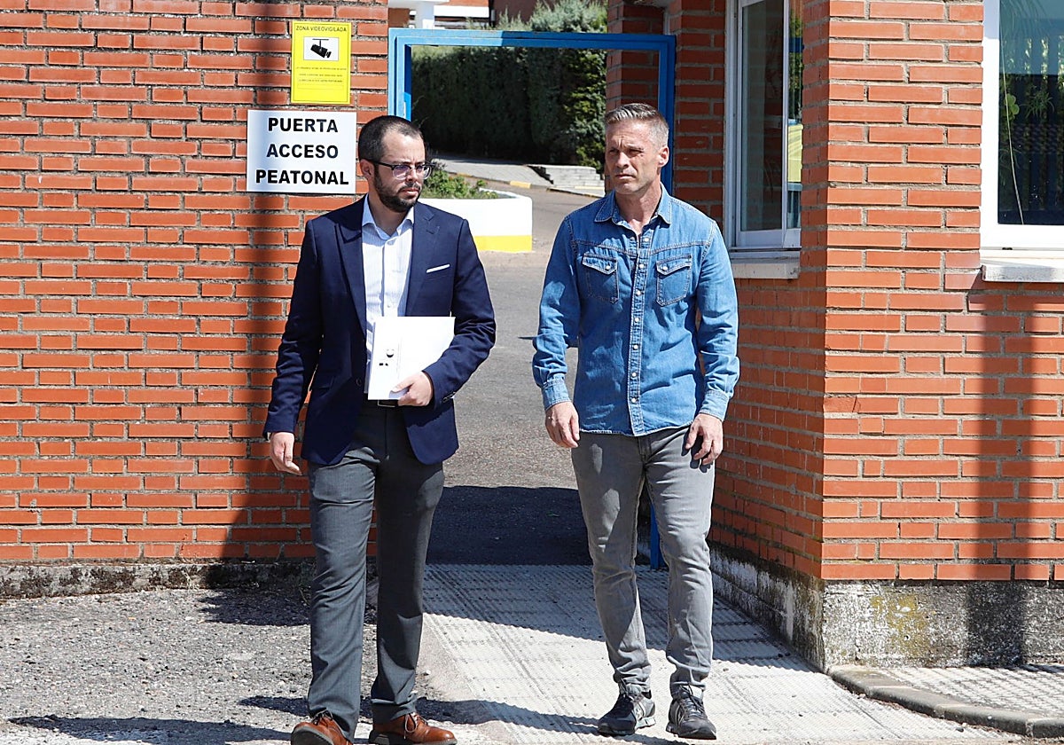 Constantín Gabriel Dumitru (a la derecha) junto a su abogado, Juan José Collado, a la salida de su primer permiso penitenciario.