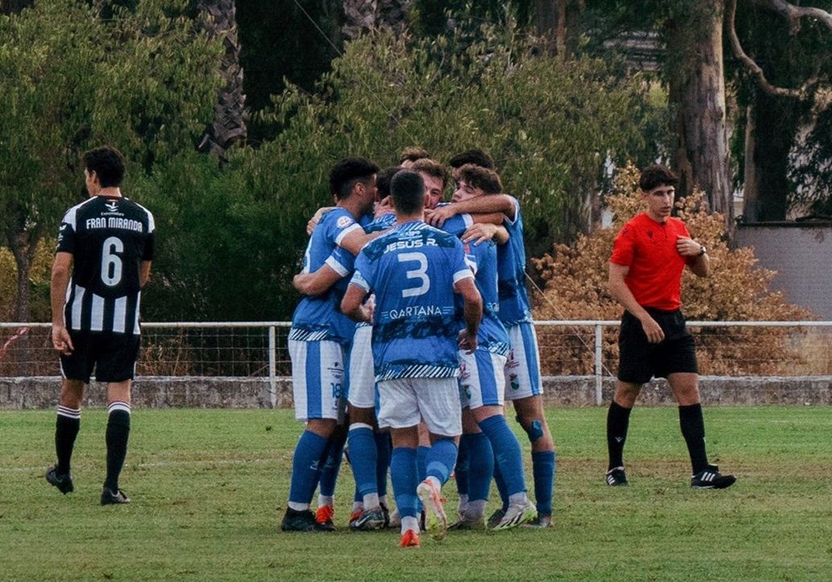 Los jugadores del Puebla celebran uno de los dos goles ante el Badajoz en pretemporada.