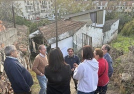 Afectados por los derribos junto a Eduardo Gutiérrez, edil de Vox, con algunas casas al fondo.