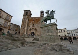 Estatua de Francisco Pizarro en la plaza de Trujillo.